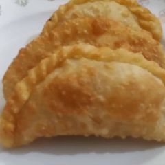 A picture of Bujya y metha samosa.