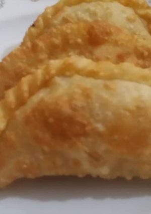A picture of Bujya y metha samosa.
