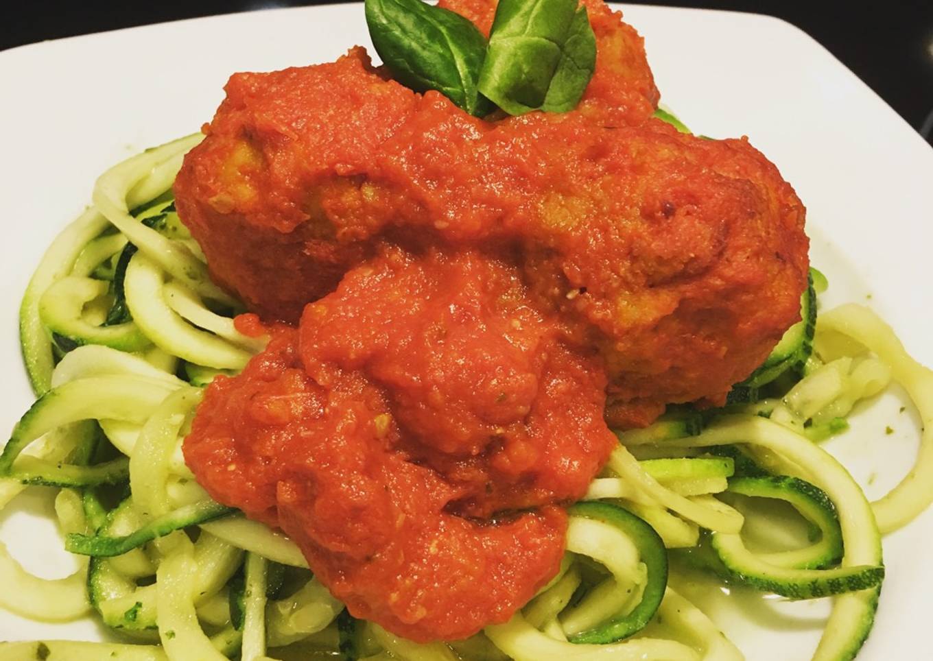 Albóndigas de Garbanzos en salsa y Spaghettis calabacín