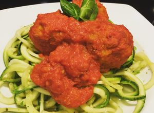 Una foto de Albóndigas de Garbanzos en salsa y Spaghettis calabacín