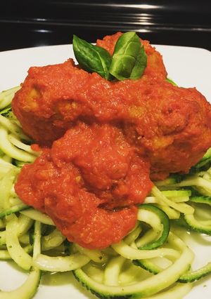 Una foto de Albóndigas de Garbanzos en salsa y Spaghettis calabacín