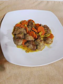 Una foto de Carne de cochino con verduras