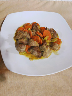 Una foto de Carne de cochino con verduras