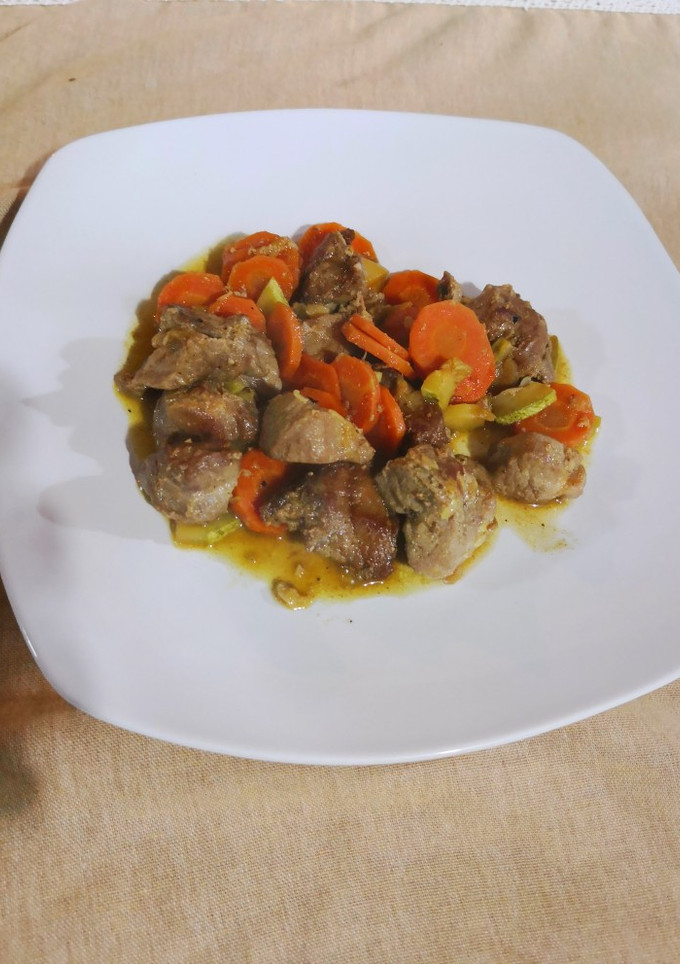 Una foto de Carne de cochino con verduras