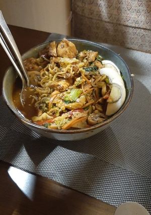 গ্রেভী চিকেন নুডলস (gravy chicken noodles recipe in Bengali) রেসিপির প্রধান ছবি