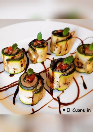 Foto di Rotolini di zucchine con hummus di borlotti e pomodorini secchi