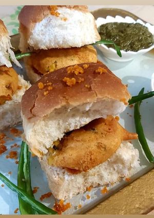 चटपटा वड़ा पाव (chatpata vada pav recipe in Hindi) रेसिपी मुख्य फोटो