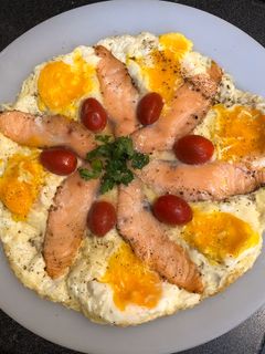 صورة لوصفة بيض مقلي مع سلمون 😋