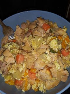 A picture of Yum yum chicken & spicy fried rice.