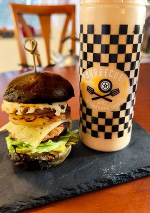 Fekete party minihamburgerek Picipirostól recept fotója