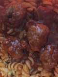 Albóndigas con fideos rojos