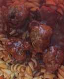 Albóndigas con fideos rojos