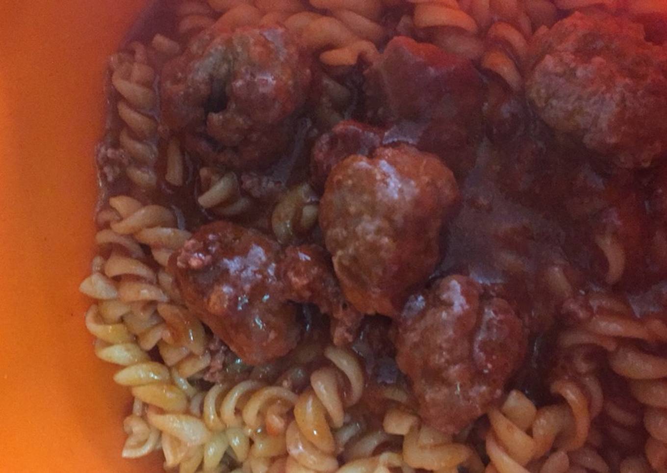 Albóndigas con fideos rojos