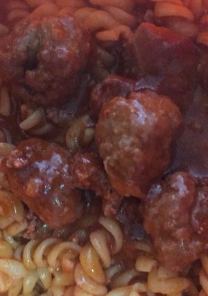 Una foto de Albóndigas con fideos rojos