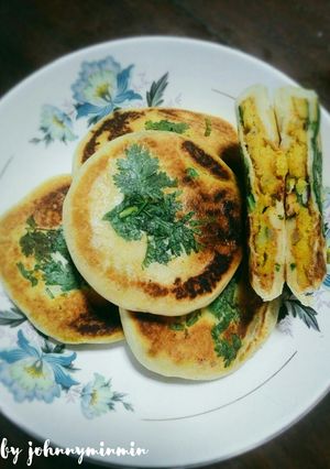 รูปของ Khasta stuffed tandoori kulcha(Indian food)