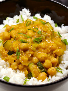 Csicseriborsós-kókusztejes curry recept fotója