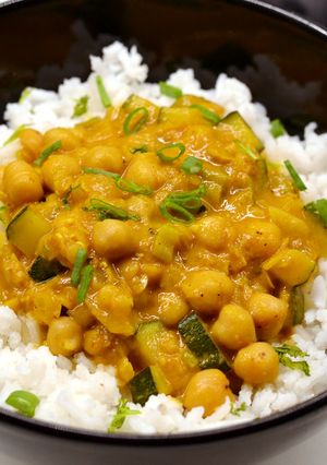 Csicseriborsós-kókusztejes curry recept fotója