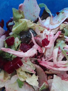 Una foto de Ensalada de ave, remolacha y mix de hojas