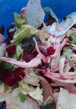 Una foto de Ensalada de ave, remolacha y mix de hojas