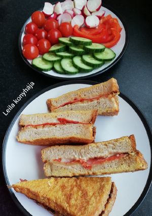 Sajttal és kolbásszal töltött bundáskenyér recept fotója