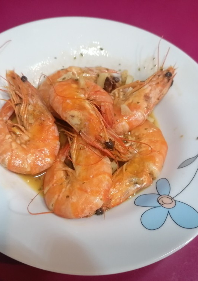 Una foto de Langostinos al vino blanco