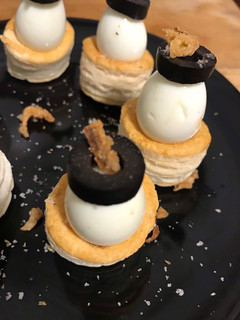 Una foto de 7 vol-au -vents de membrillo casero y huevos de codorniz