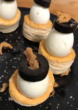 Una foto de 7 vol-au -vents de membrillo casero y huevos de codorniz