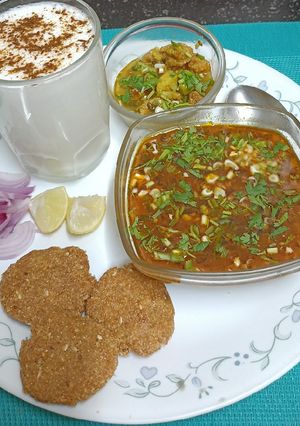 A picture of Chapdi Tavo or Chapdi Undhiyu ---- A Saurashtra Platter.