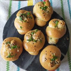 A picture of Garlic Knots.