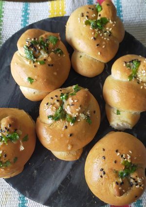 A picture of Garlic Knots.