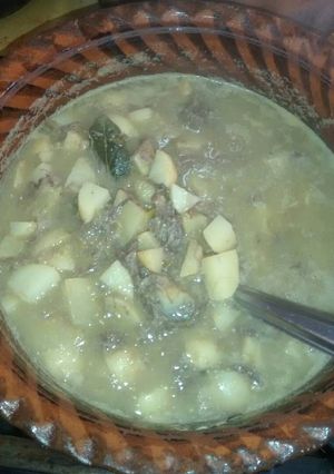 Una foto de Carne de res con papas en chile verde