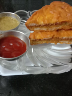 ஸ்டப்ப்ட் பிரட் பஜ்ஜி (Stuffed bread bajji recipe in tamil) செய்முறை முக்கிய புகைப்படம்