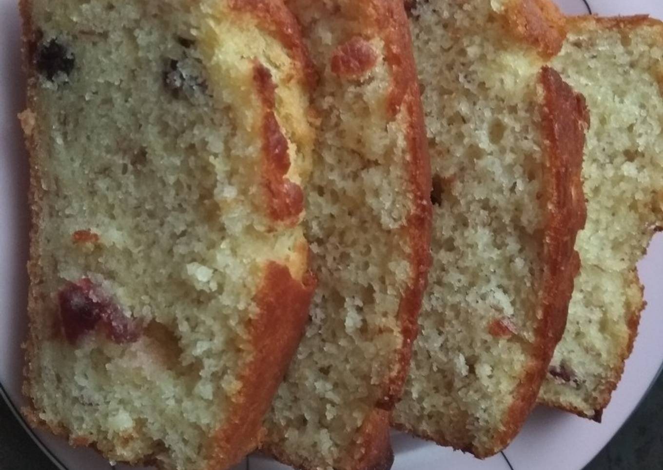 Banana and berries loaf