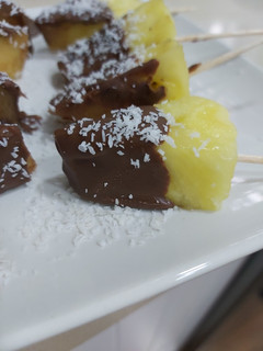 Una foto de Piña colada con chocolate🍍🍍🍫🍫