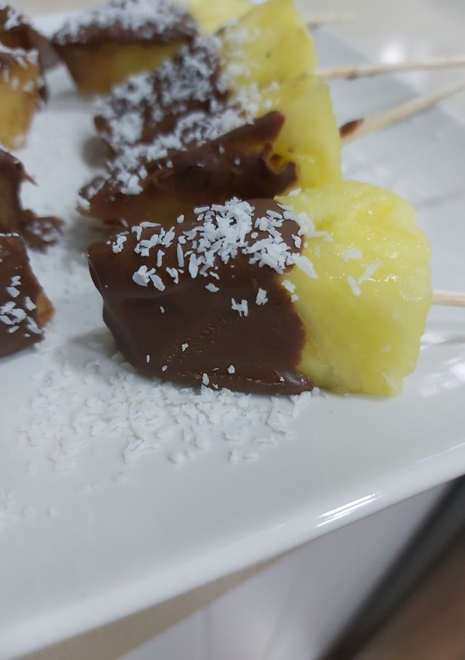Una foto de Piña colada con chocolate🍍🍍🍫🍫