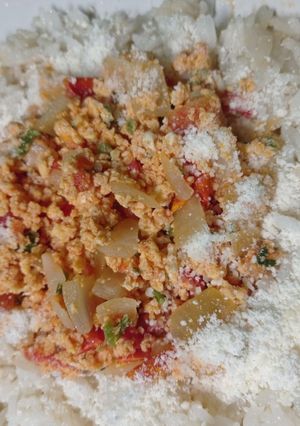 Una foto de Revuelto de tomates y cebolla