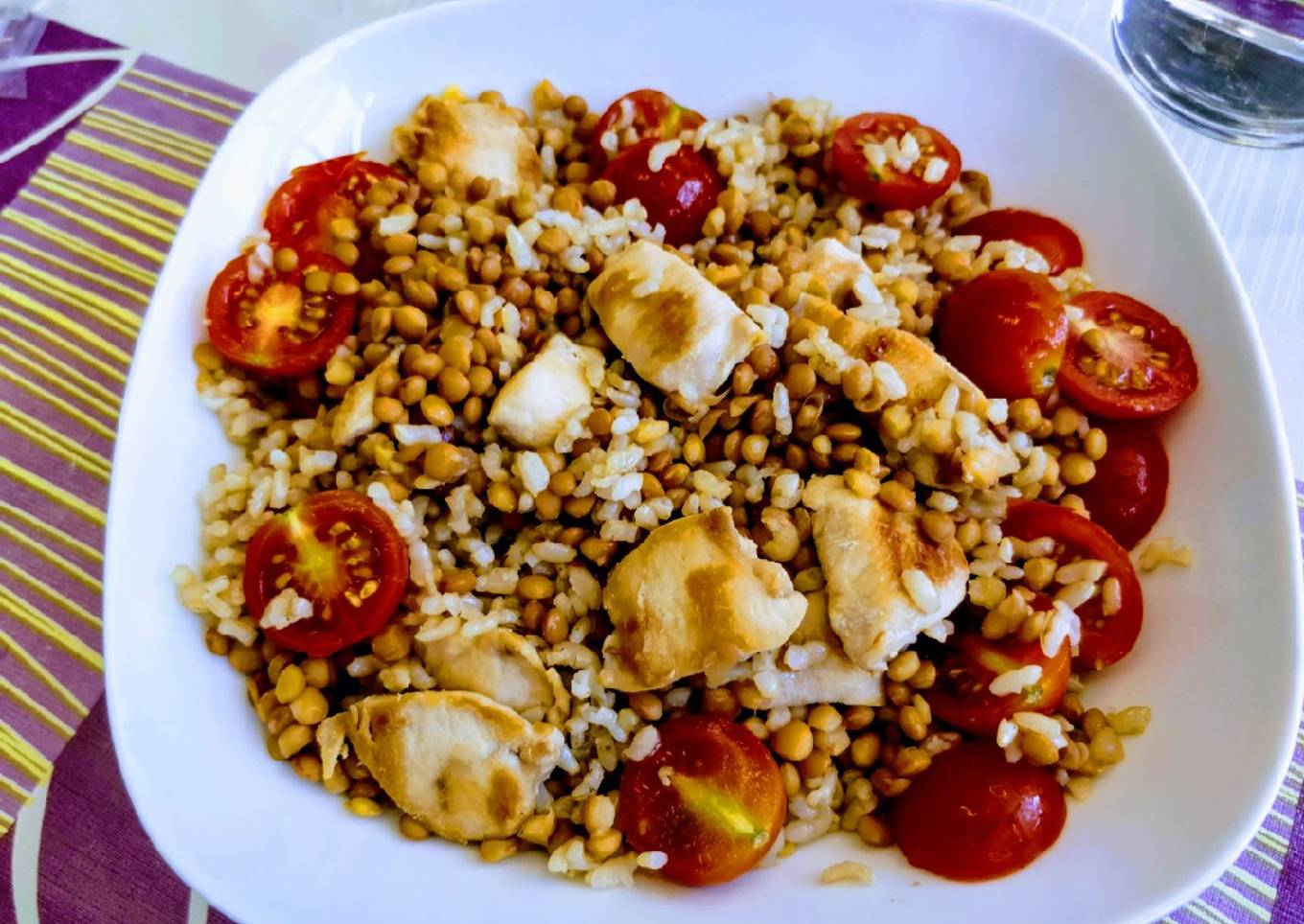 Ensalada templada de arroz, lentejas, pollo y tomate