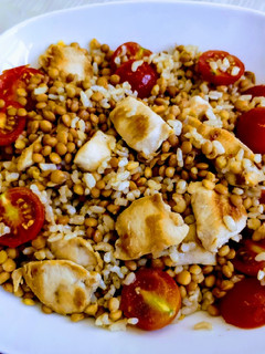 Una foto de Ensalada templada de arroz, lentejas, pollo y tomate