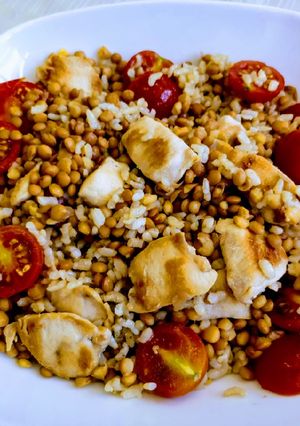 Foto principal de Ensalada templada de arroz, lentejas, pollo y tomate