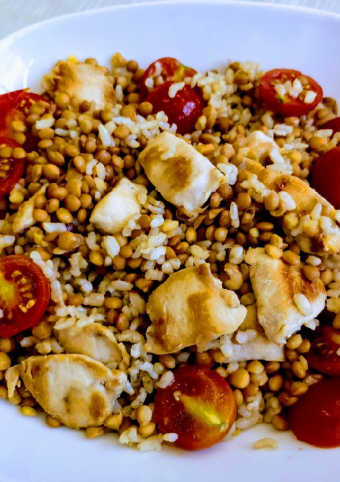 Una foto de Ensalada templada de arroz, lentejas, pollo y tomate
