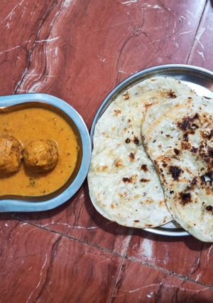 A picture of Malai kofta with gravy.