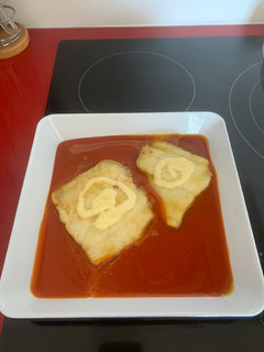 Una foto de Bacalao en cama de tomate con alioli