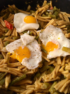 Foto di Caserecce di lenticchie gialle con asparagi, pomodorini (e uova)
