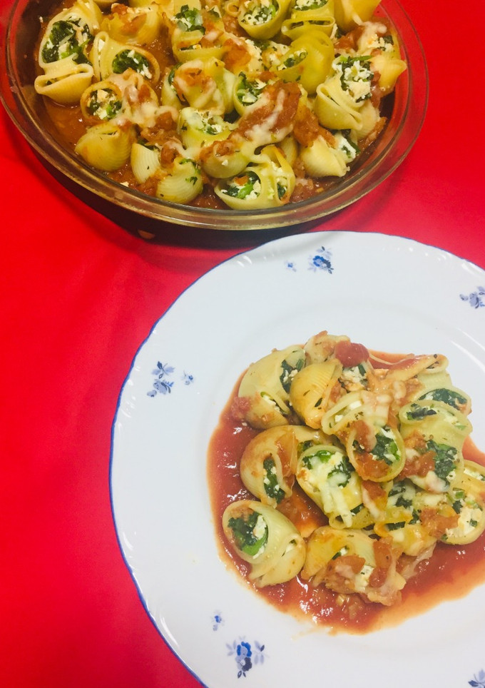 Una foto de Pasta Lumaconi Relleno con Espinaca y tofu Con Salsa roja Casera
