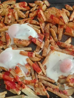 Una foto de Patatas con huevo al pimentón