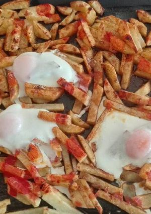 Una foto de Patatas con huevo al pimentón