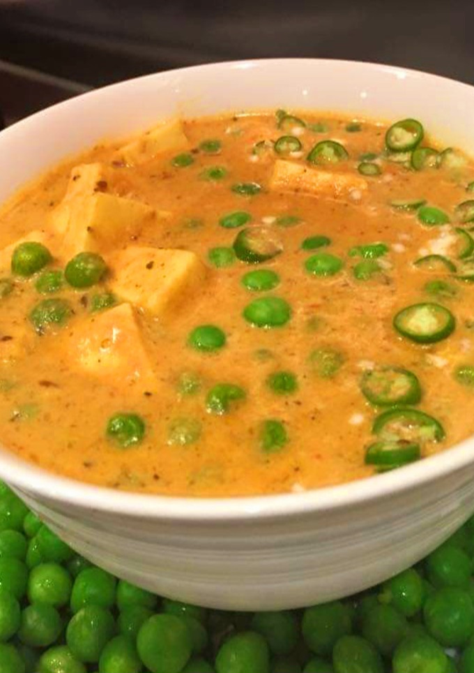 A picture of Matar paneer curry.