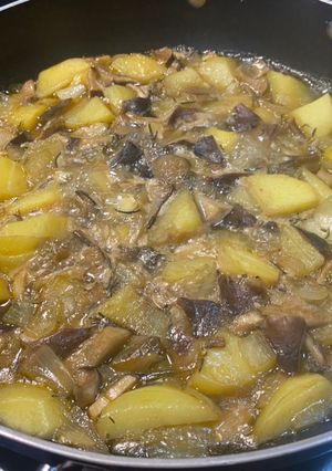 Una foto de Setas de cardo con patatas en salsa