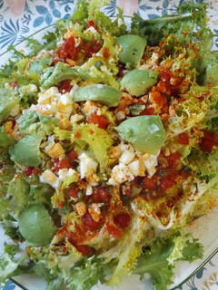 Una foto de Ensalada de escarola con salsa de tomate