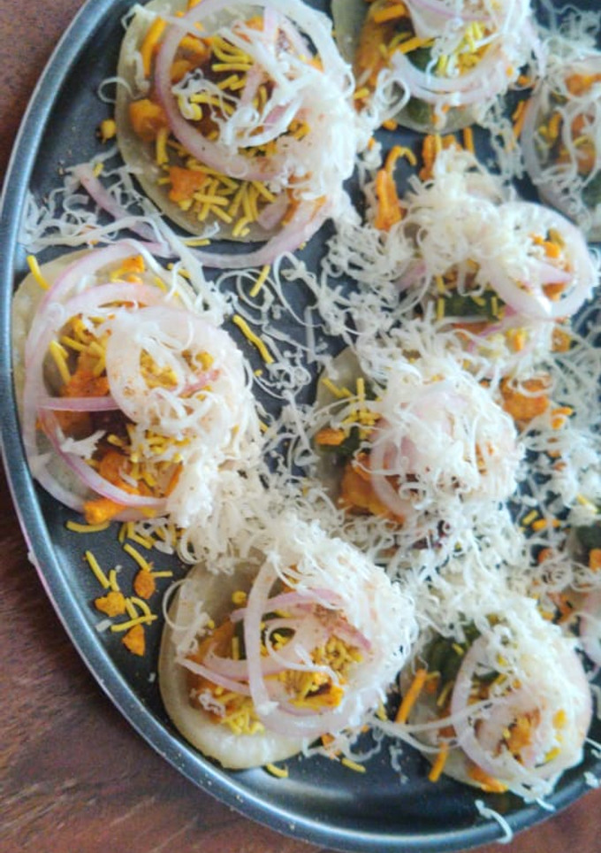 સુરતી આલુ પૂરી.(surati aloo puri in gujarati) રેસીપી મુખ્ય ફોટો